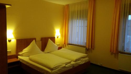 A bed or beds in a room at Hotel Thüringer Hof