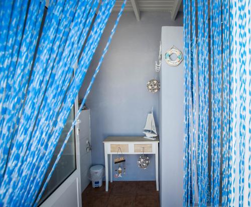 Habitación infantil con escalera y cortina azul en B&B Casa Luna Vélez Blanco, en Vélez Blanco