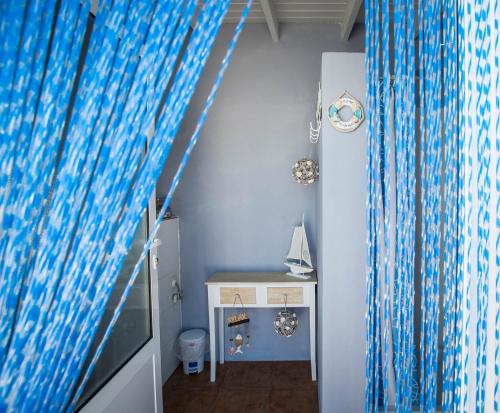 een kinderkamer met een trap met een blauw gordijn bij B&B Casa Luna Vélez Blanco in Vélez Blanco