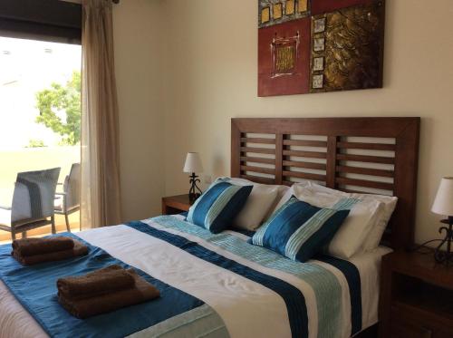 Postel nebo postele na pokoji v ubytování Beautiful family villa on Roda Golf and Beach Resort