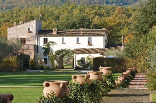 a house with a garden with pots in front of it at La Tenuta Dei Ciclamini in Avigliano