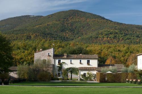 a house with a mountain in the background at La Tenuta Dei Ciclamini in Avigliano
