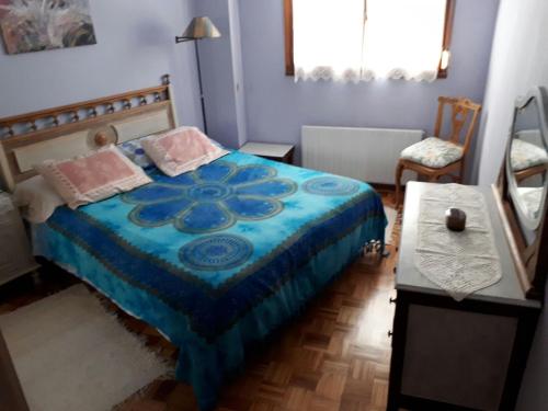 オビエドにあるApartamento Masaveuのベッドルーム1室(青いベッド1台、枕2つ付)