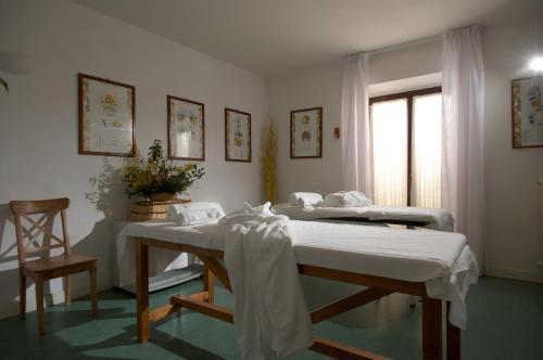 two beds in a room with a window at La Tenuta Dei Ciclamini in Avigliano