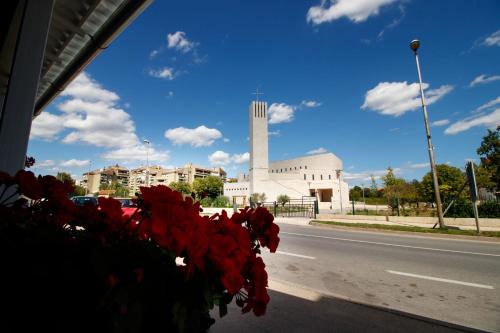 a view of a monument with red flowers in front of a street at Motel "Tri lovca" in Knin