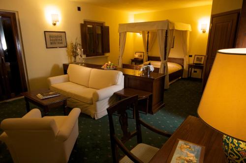 a living room with a couch and a bed at La Tenuta Dei Ciclamini in Avigliano
