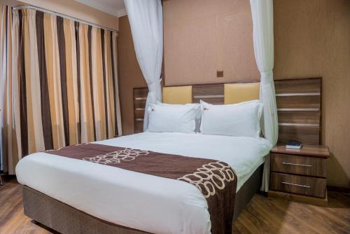 Ένα ή περισσότερα κρεβάτια σε δωμάτιο στο Airport Landing Hotel