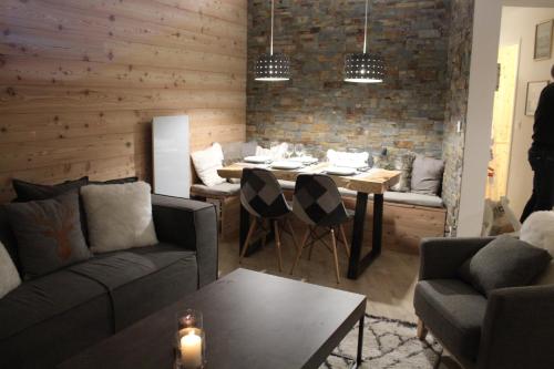un salon avec une table et une salle à manger dans l'établissement La Chamoisiere Montgenevre, à Montgenèvre