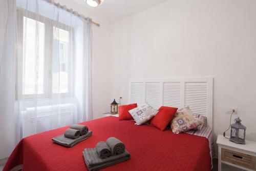 A bed or beds in a room at Aurora: Beach-5 Terre-trekking-excursions-relax