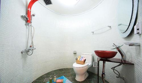 a bathroom with a shower with a toilet and a sink at Daegwanryeong Rodem Tree Pension in Pyeongchang 