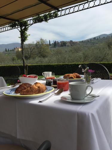 een tafel met borden en bekers erop bij Casa Portagioia in Castiglion Fiorentino