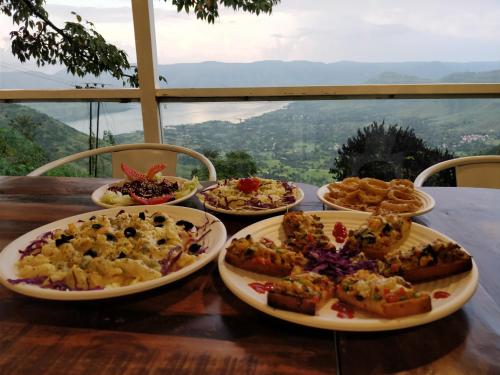una mesa con varios platos de comida. en Miraya Hotel, en Panchgani