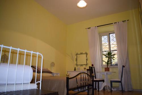 羅馬的住宿－寶賽奧43住宿加早餐旅館，一间卧室设有一张床、一个窗口和一张桌子