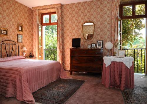 a bedroom with a bed and a dresser with a mirror at La Corte B&B in Passirano