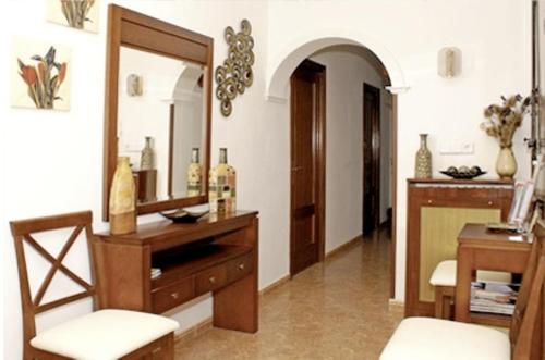 Habitación con espejo y tocador con espejo. en Hostal Las Torres, en Madrid