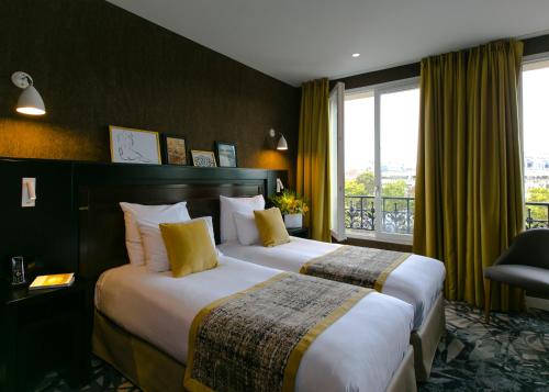 Hotel de Neuville Arc de Triomphe في باريس: غرفة فندقية بسريرين ونافذة