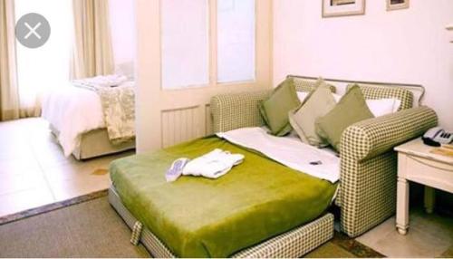 sala de estar con sofá y cama en Il Campanario Villaggio room, en Florianópolis