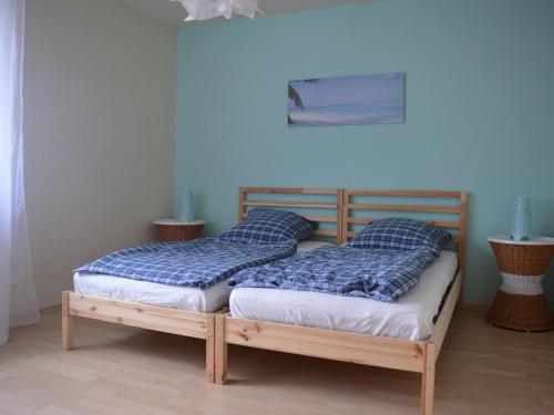 2 aparte bedden in een kamer met bij Ferienhaus Ritzhaupt in Angelbachtal