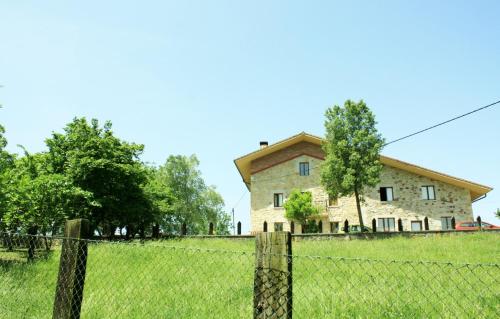 una grande casa in pietra dietro una recinzione di Estudio y Loft Durango a Guyuria