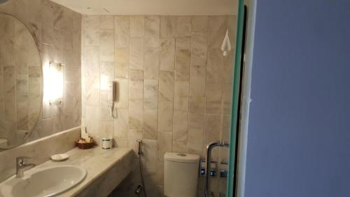 Ένα μπάνιο στο Beach Luxury Hotel