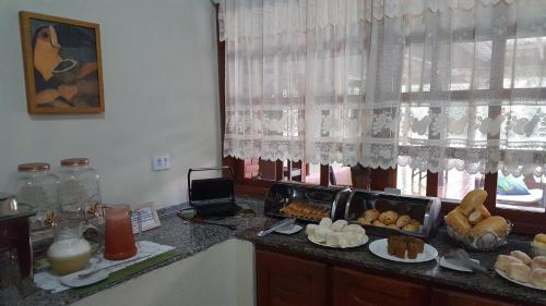 una cucina con un piano di lavoro con il pane e una finestra di Pousada Diamante a Bonito