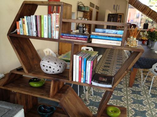 a book shelf filled with books in a living room at Casa Taos in Marrakech