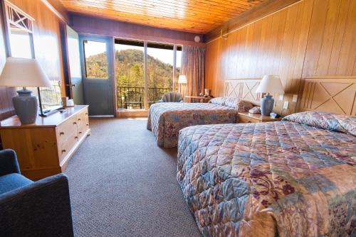 een hotelkamer met 2 bedden en een groot raam bij Buckhorn Lake State Resort Park in Buckhorn