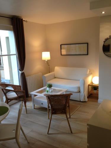 un salon avec un canapé et une table dans l'établissement Place aux Oignons Vieux Lille 4 personnes, à Lille