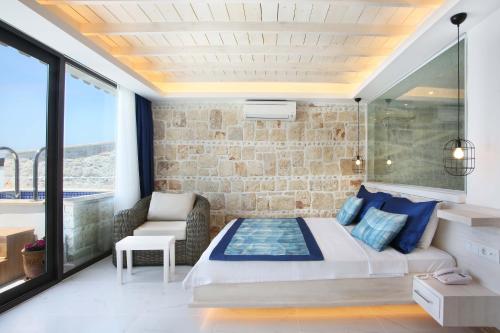 ein Schlafzimmer mit einem Kingsize-Bett und einem Fenster in der Unterkunft Nur Beach Hotel in Kaş