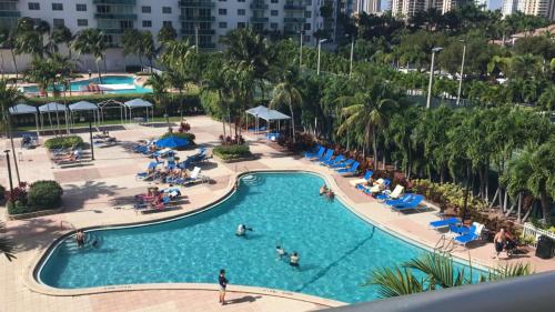 - une vue sur la piscine d'un complexe dans l'établissement Ocean Reserve Piso 4 STR264, à Miami Beach