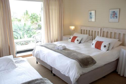 Säng eller sängar i ett rum på Mandalay Guest House Plettenberg Bay