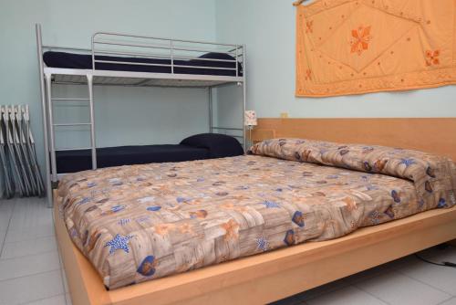 Łóżko w pokoju z łóżkiem piętrowym w obiekcie Acquacheta w mieście Marina di Campo
