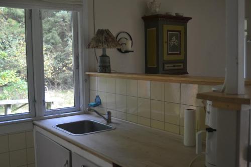 een keuken met een wastafel en een raam bij Granly in Ans
