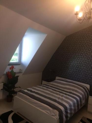 ein Schlafzimmer mit einem Bett im Dachgeschoss in der Unterkunft Samos Babbis in Heerlen