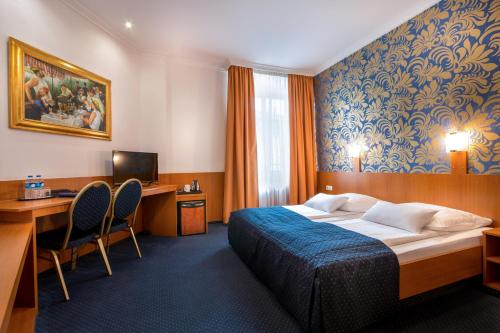 um quarto de hotel com uma cama e uma secretária em Hotel ATLANTA em Darmstadt