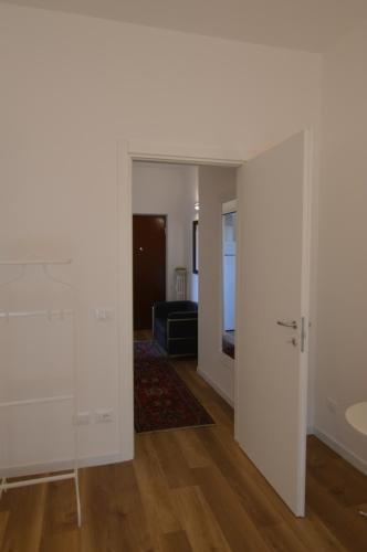 een woonkamer met een glazen deur naar een badkamer bij Via Da Velo 8 appartamento in Verona