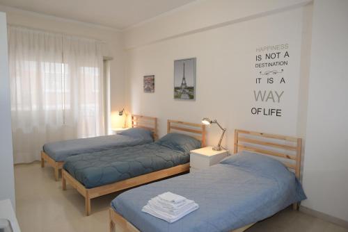 ローマにあるEmilio's Homeのベッドルーム1室(ベッド3台付)