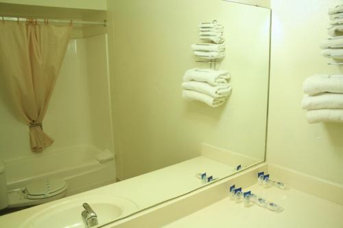 EloyにあるAmericas Best Value Inn-Eloy Casa Grandeの洗面台と鏡のある白いバスルーム