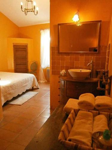 La salle de bains est pourvue d'un lit et d'un lavabo. dans l'établissement Les Aiguières en Provence, à Suze-la-Rousse