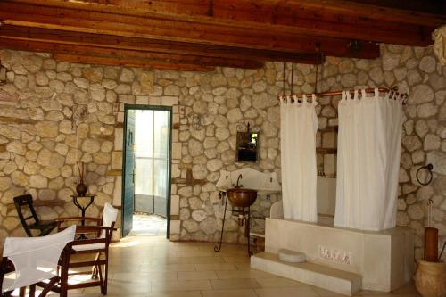 Gallery image of Musician's Round House & Castello in Vátos