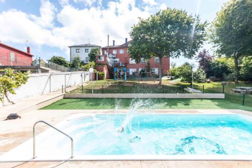 a swimming pool with a fountain in a yard at Hotel Santa Cruz in Montaos