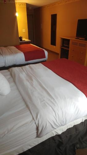 two beds in a hotel room with at Country Inn & Suites by Radisson, Waterloo, IA in Waterloo