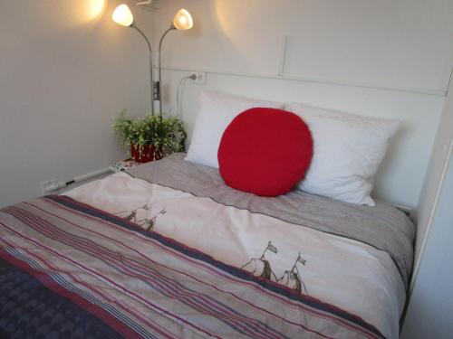 サン・パレ・シュル・メールにあるResidence St PALAISのベッド(上に赤い枕付)