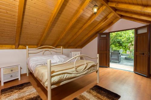 阿科卡希塔的住宿－Casa do Avo，一间卧室设有一张床和木制天花板
