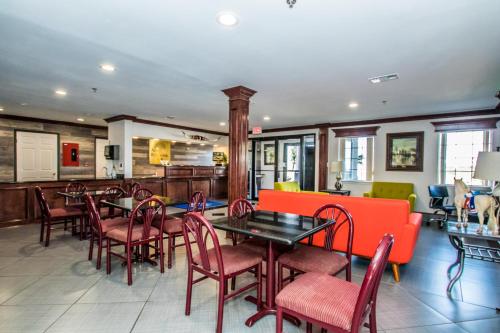 a restaurant with tables and chairs in a room at Americas Best Value Inn Fort Worth in Fort Worth