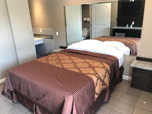 Postel nebo postele na pokoji v ubytování Stallion Motel