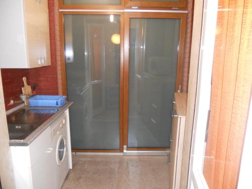 um chuveiro com uma porta de vidro numa cozinha em Khatuna Home em Bari