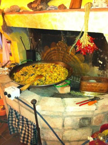a pizza in a pan on top of a table at Prà de Mandè in Viano