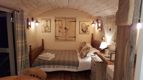 Giường trong phòng chung tại The Shepherds Snug