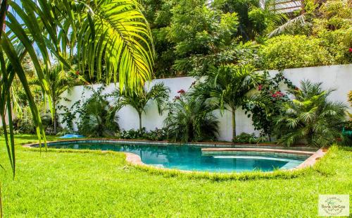 a swimming pool in the middle of a yard at Residence Bons Ventos Jeri in Jericoacoara